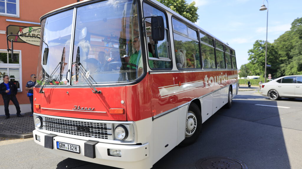 Oldtimertreffen Grimma - Stadtrundfahrt Grimma im historischen Bus